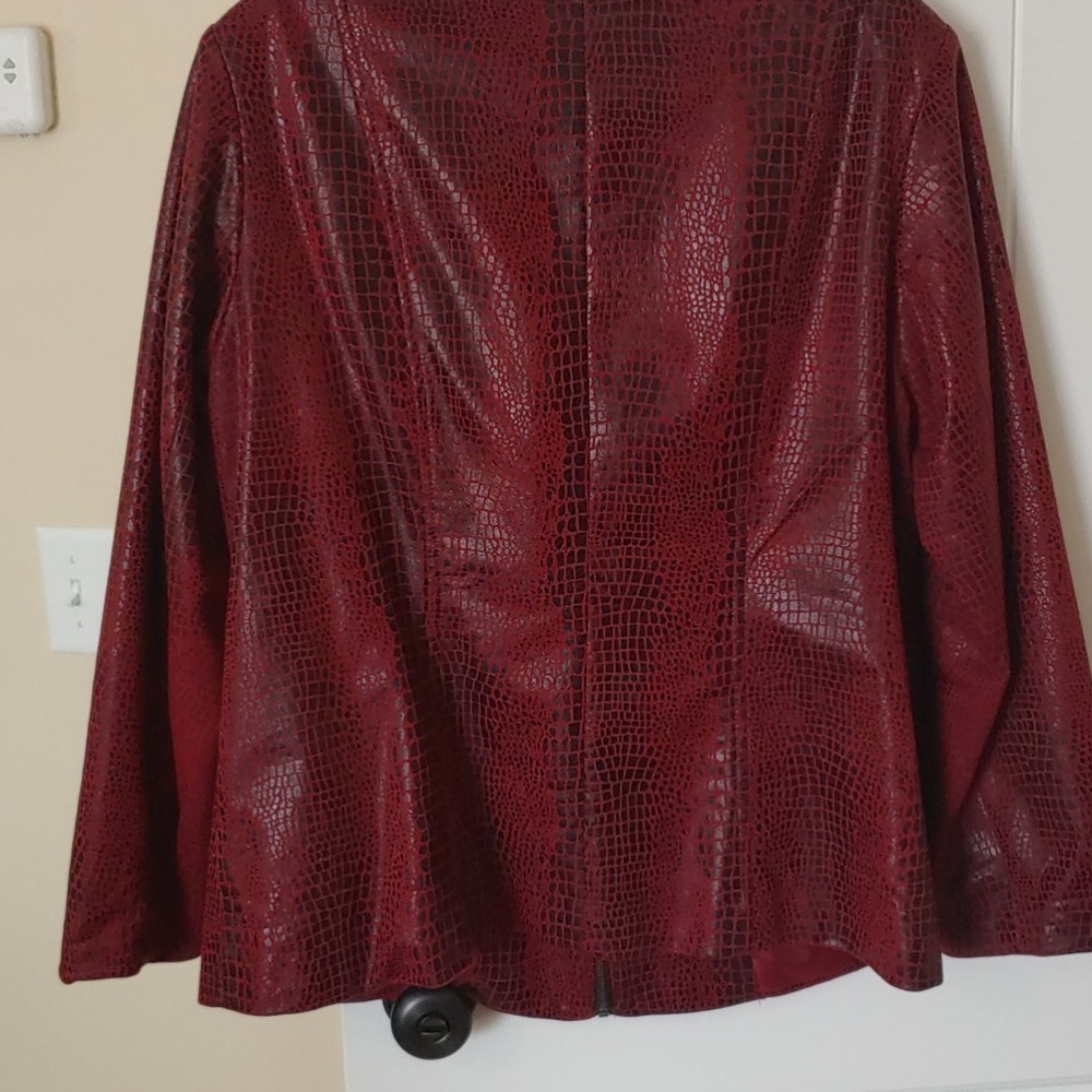 Red jacket - Picture 4 of 4